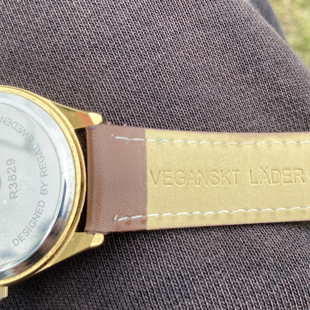 Köpte klockan för ca 1 månad sedan för 400kr. Den är inte min stil längre. Den är ren och hyfsat oanvänd den är i bra skick inga repor och uret funkar perfekt.. Accessoarer.
