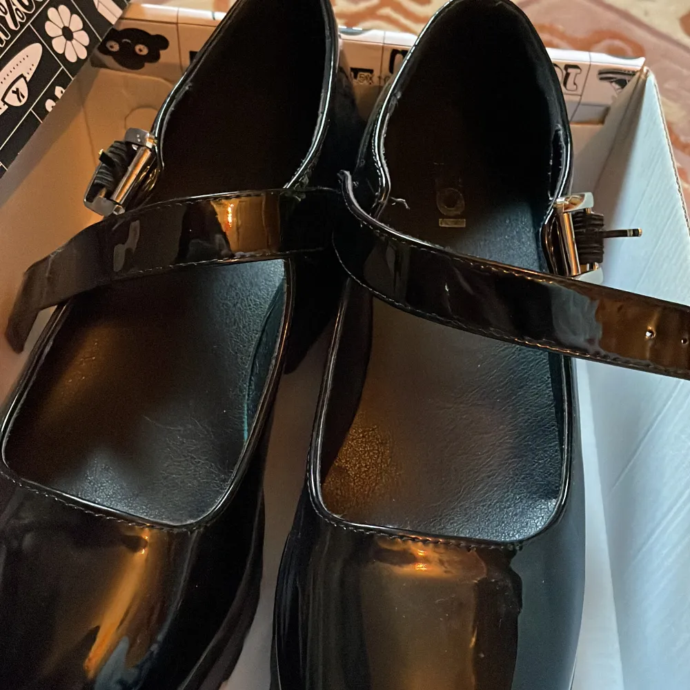 Snygga Mary Janes högsula skor som jag säljer för jag inte använder. De är använda typ 5 gånger men jag tvättar innan de skickas! De är från koi footwear och köptes för 500kr. De är storlek 40 men är stora i storleken!. Skor.