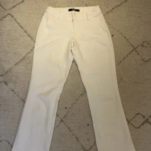 Low waist kostymbyxor - Ett par kostympyxor med låg midja med 4 små gråa fläckar som knappt synd när man tittar på dom annars är dom som helt nya! Säljer dom eftersom dom är för små för mig nu. Skriv för frågor, mått o fler bilder!🫶🏻