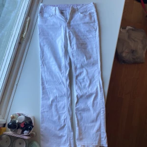 Jeans - Super snygga jeans med detaljer på fickorna från Esprit!!! Low rise! Säljer pga lite för korta på mig som är 178 cm!!! Super fint skick inga fläckar!!