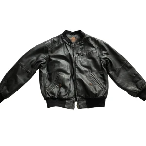 Hardy B läderjacka - Väldigt snygg läderjacka av Hardy B. Säljer för att den är lite för stor på mig. 💕