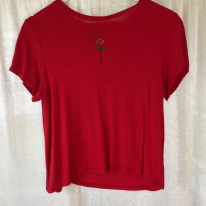 T-shirt med tryck - T-shirt med tryck av en ros, i mycket gott skick. 