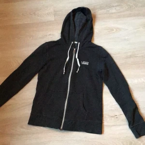 Mörk Grå Vans flis - Mörk Grå Vans flis/kofta som är använd av mig typ 3 gånger. Storlek M