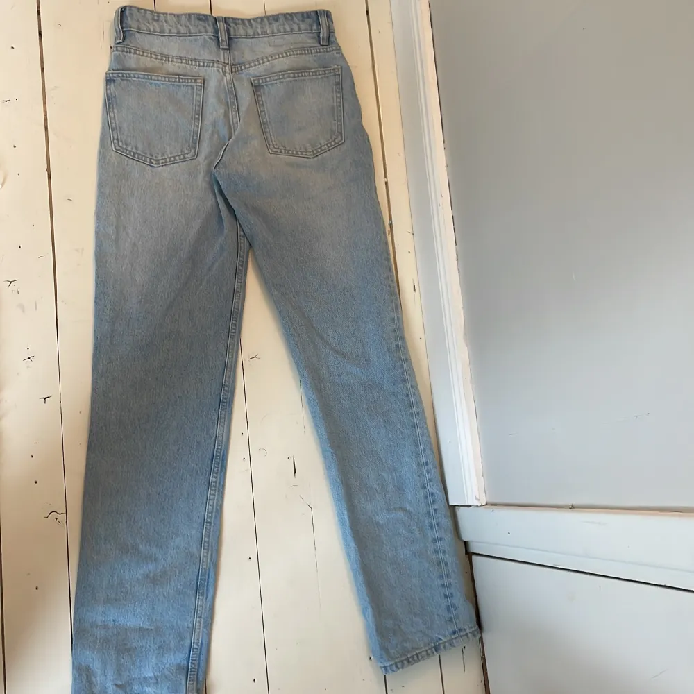 Ljusblå lågmidjade jeans ifrån zara. Strlk 34.. Jeans & Byxor.