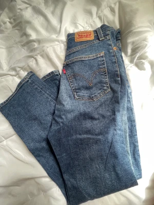 Levis jeans  - Raka i modellen, oklart vilken storlek då det står 27 inuti byxan men den passar för någon med storlek M