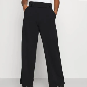 Svarta kostymbyxor från JDY - Svarta kostymbyxor med knappdetaljer framtill från JDY i storlek M🫶Precis lika fina som när de köptes och har bara använts någon enstaka gång💫Köpt för 299kr, men säljer här för 239kr🙈 Skriv vid intresse!