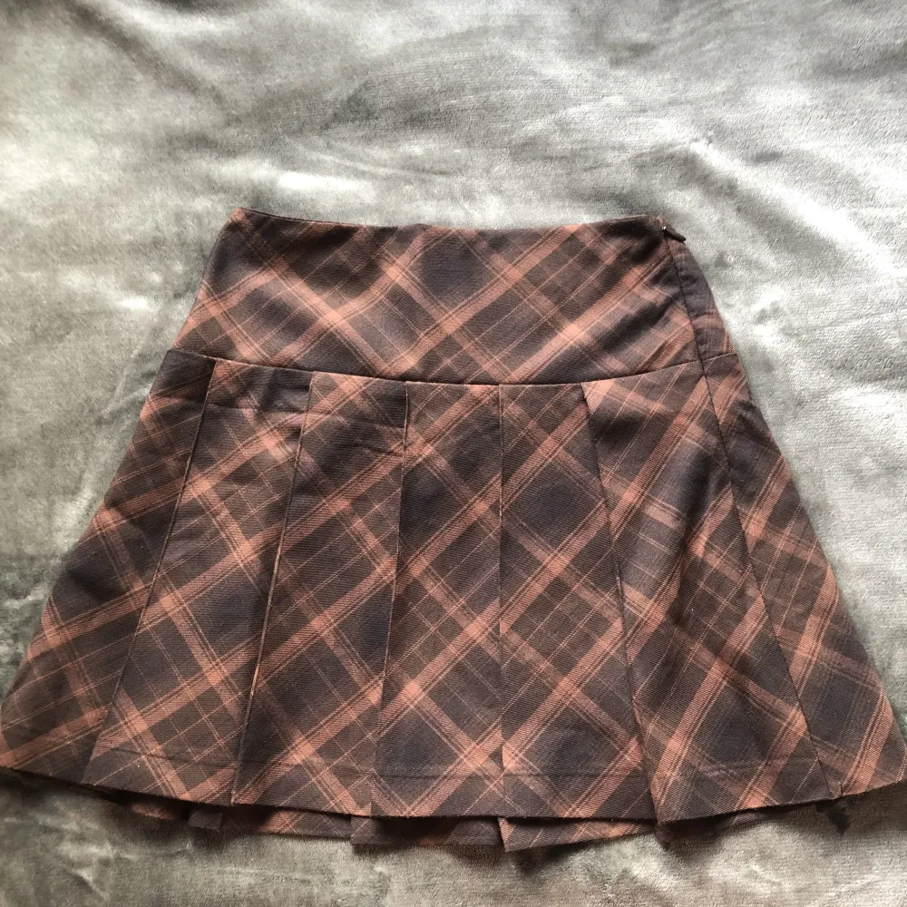 Säljar denna bruna rutiga tennis kjol från H&M. Använd 1 gång. Köparen står för frakt. Tryck inte på köp nu. Betalning via Swish.💗. Kjolar.