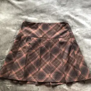 Säljar denna bruna rutiga tennis kjol från H&M. Använd 1 gång. Köparen står för frakt. Tryck inte på köp nu. Betalning via Swish.💗
