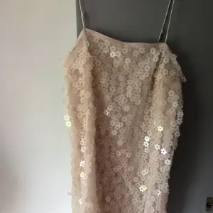 Säljer denna söta klänning med paljetter från hm