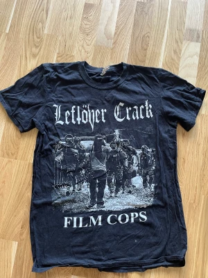 Leftöver Crack bandtröja  - Använd några fåtal gånger, i bra skick. 