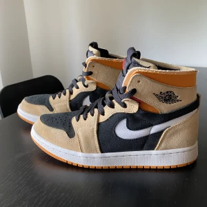 AIR JORDAN 1 HIGH PUMPKIN SPICE - Air Jordan 1 High Zoom Air Pumpkin Spice (W)   Köpta förra våren (2022) använda ett fåtal gånger då de är lite för stora för mig