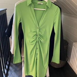 Grön klänning - Grön klänning från Nelly. Använd 2 gånger. 