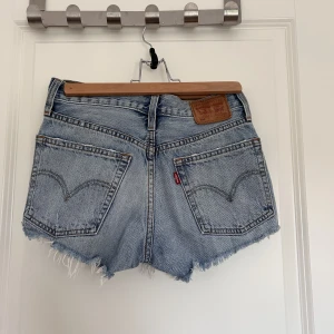 501 Levis shorts - Shorts från Levis med slitningar   W25  Inga anmärkningar på skick 