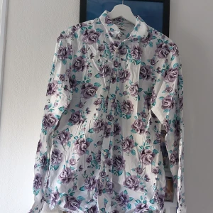Blommig skjorta - Fint skick