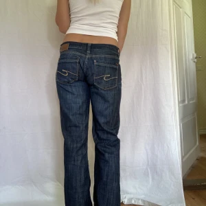 Lågmidjade mörkblå bootcut!  - Mörkblå vintage jeans utan några defekter🤍 midjemått-42 cm , inerbenslängd- 76 cm. Jag är 170 och mer bilder samt vidios på dem fins på min instagram @PerfectJeans💕