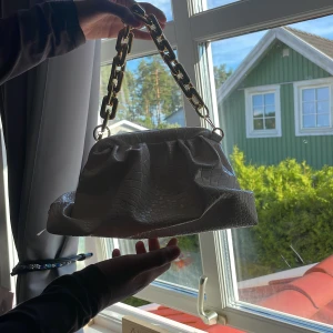 Väska! - En liten vit väska med guld kedja!💕 Enkel att ha mä sig!