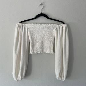Offshoulder Tröja  - Vacker långärmad som kan vara både on och offshoulder med puffiga ärmar ✨