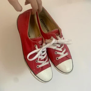 röda converse  - Röda converse i fint skick. Storlek 36/37