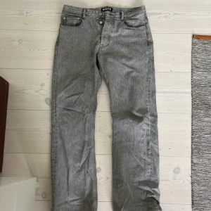 Hope Rushed Denim Jeans - Säljer mina Hope Jeans i storlek 30. Både fickorna och ett hål mellan benen har lagats, annars är de felfria. Skriv för fler bilder, pris kan diskuteras. Är 180cm lång och de sitter bra