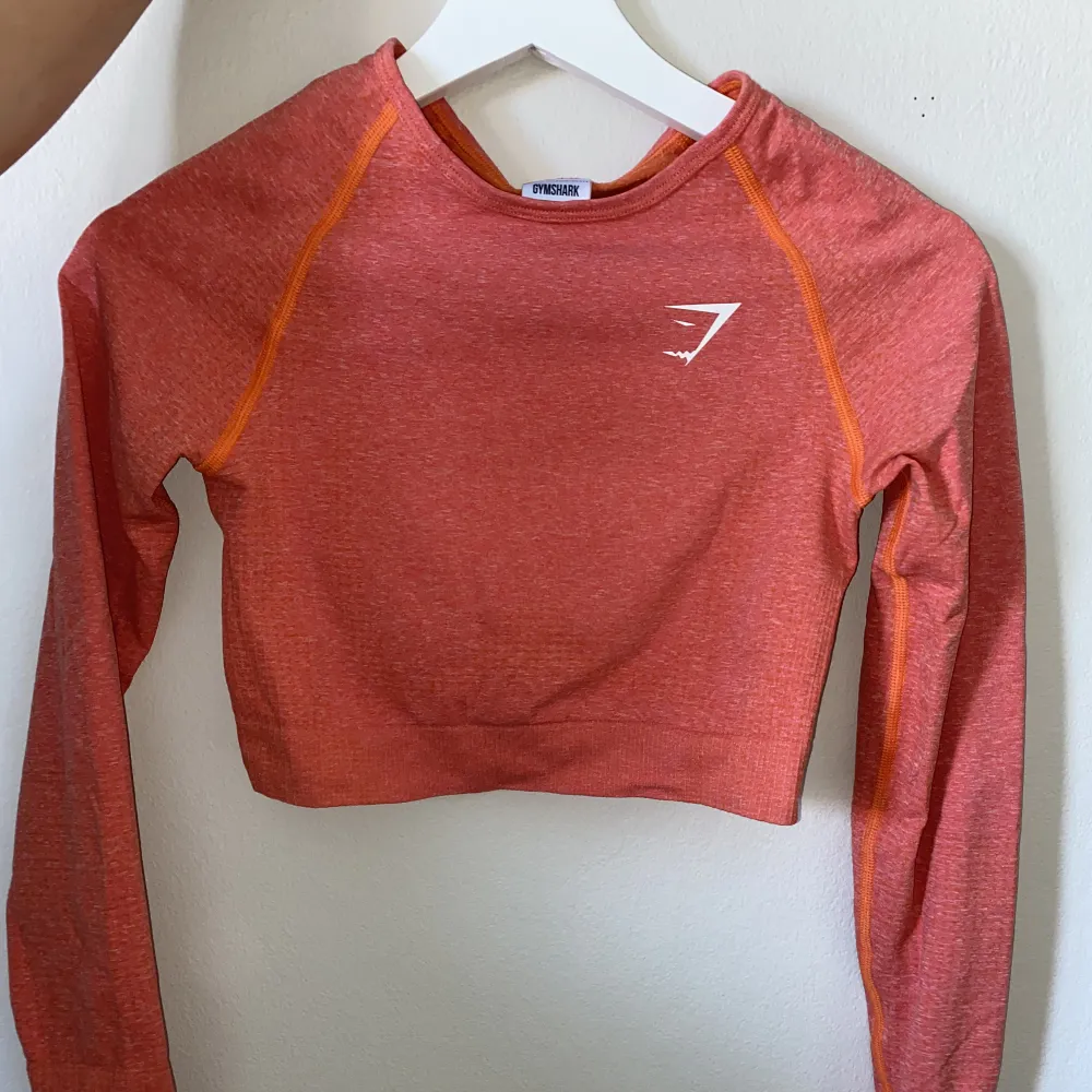 Helt ny crop top från gymshark i deras vital seamless kollektion. Superskönt stretchigt material och hög kvalitet 🧡. Hoodies.