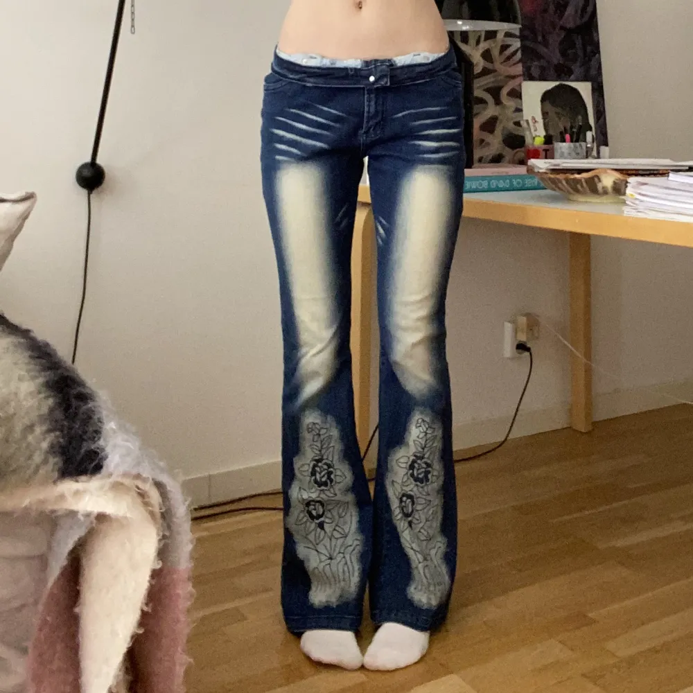 Coola jeans väldigt lika märket crazy age! Väldigt fint skick👌🏻💓  storleken är 176 men passar mig som har 36 i strl och är 170 lång!  midjemått: 70-74cm Innerbenslängd: 81cm. Jeans & Byxor.