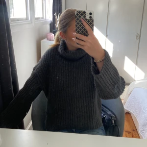 Grå stickad tröja - Säljer denna jättesköna stickade tröjan med krage från bikbok💕sparsamt använd