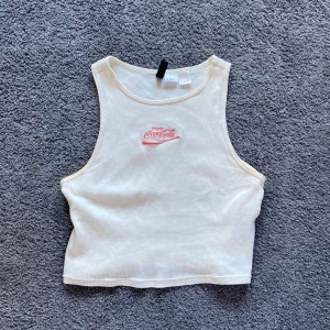 coca-cola linne  - jättefint och unikt coca-cola linne i lite krämig vit färg, använd väldigt få gånger