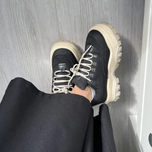 Eytys Angel - Säljer dessa snygga eytysarna då dem tyvärr är för små🥹 de är använda men sparsamt o försiktigt därav är de i bra skick! Hör av er vid frågor eller fler bilder🥰🫶🏻 frakten tillkommer