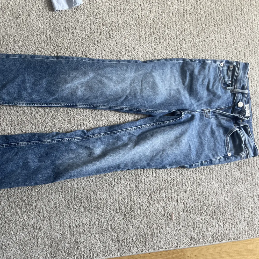 Helt oanvända jeans det är mid waist, nypris :499kr säljer för 250kr . Jeans & Byxor.