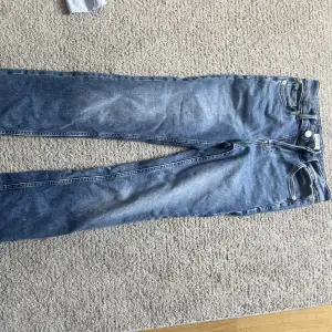 Helt oanvända jeans det är mid waist, nypris :499kr säljer för 250kr 