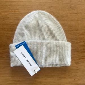 Samsøe mössa - Helt ny samsøe mössa som aldrig kommit till användning. Ordinarie pris 599.