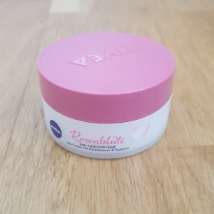 Nivea kräm Rosenblad - Nivea dagkräm med lukt av rosenblad, oöppnad och säljer för jag råka köpa två stycken❤️Kontakta vi intresse och pris diskuteras👍🏻