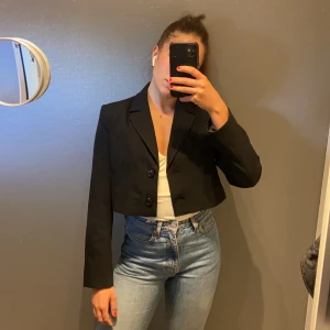 Kort kavaj  - Nyskick, aldrig använd. Snygg kort kavaj, men har sedan köp tyvärr inte används. Köptes för 559 kr men säljs för 400 kr.