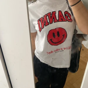 Ganni T-shirt - Säljer denna jätte fina ganni Tröjan i storlek S pågrund av den aldrig  kommer till användning❤️ (nypris 1000)kr köpt på hemsidan Ganni💞
