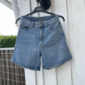 Ljusblå shorts  - Shortsen är knappt använda och säljs då de är alldeles för små. Hoppas någon annan fin människa kan ha nytta av dem! 🌺