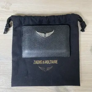 Säljer min svarta korthållare i läder från Zadig&Voltaire! Köpt på NK i Göteborg, nypris: 700 kr. Den är i bra skick!✨
