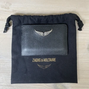 Zadig&Voltaire korthållare - Säljer min svarta korthållare i läder från Zadig&Voltaire! Köpt på NK i Göteborg, nypris: 700 kr. Den är i bra skick!✨