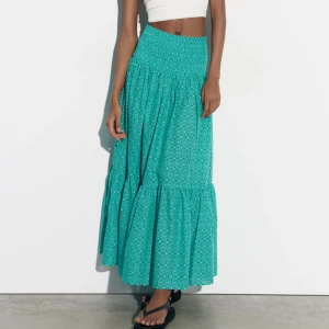 Lång mönstrad kjol vattenblå - Säljer denna jätte fina kjolen från zara har bara använt den 1 gång pga skolavslutning köpte den runt 600 kr skriv privat för bilder❤️