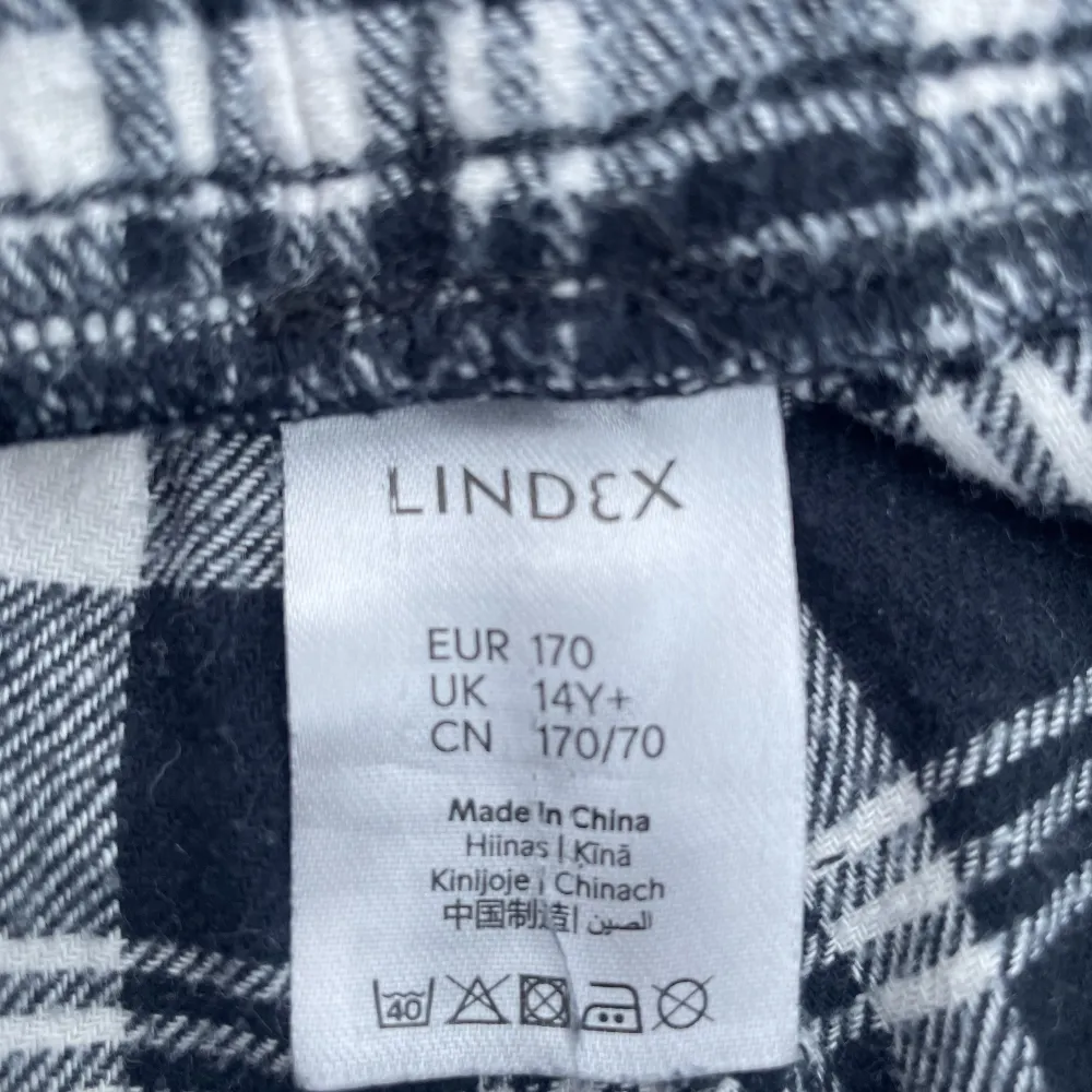 Rutiga pyjamasbyxor i storlek 170 från Lindex, bra skick!🤍🖤. Jeans & Byxor.