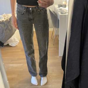 Svarta/gråa jeans från Gina tricot med medelhög midja. Som inte används längre och börjar bli korta, hon på bilden är ca 170💗