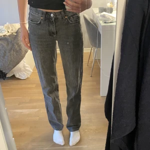 Jeans med medelhög midja - Svarta/gråa jeans från Gina tricot med medelhög midja. Som inte används längre och börjar bli korta, hon på bilden är ca 170💗