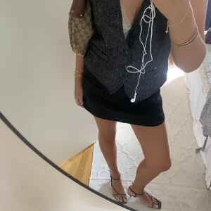 Kjol zara - Såå söt och användbar kjol från zara! Fickor där fram och osynlig dragkedja bak (frakt ingår inte)