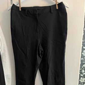 Svarta kostymbyxor  - Svarta kostymbyxor inköpta i London. Har två par likadana så 2 för 1 Skick 9/10 Storlek 10 enligt lappen i men skulle säga M. Benen på byxorna är raka.
