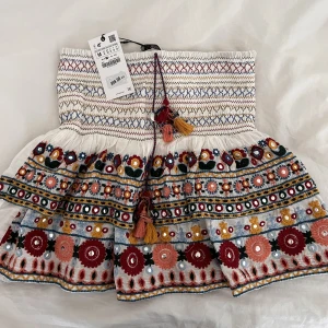 Zara kjol🌸 - Slutsåld zara kjol, aldrig använd och prislappen finns kvar. 🌸💗 Storlek M men passar S också.
