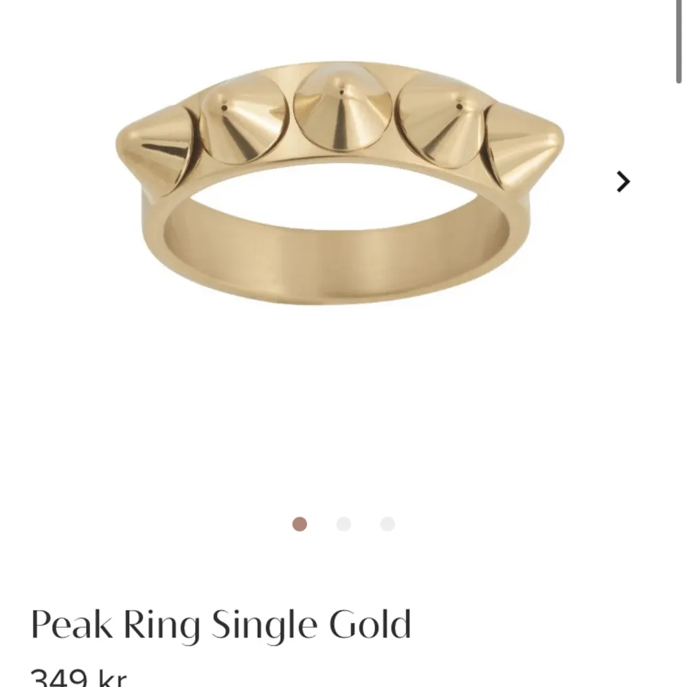 Säljer Edblad ringar kan eventuellt byta mot silver!❤️säljer då jag inte använder guld smycken längre. Ringen med fyra rader (bild ett) är i storlek 17.5 och den med en rad (bild två) är i storlek 18.5! Båda ringarna är i fint skick❤️pris kan diskuteras. Accessoarer.