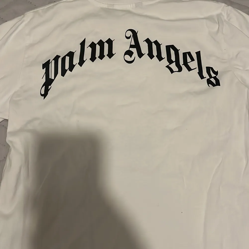 Vit Palm angels tröja, helt ny oanvänd tröja. 10/10 Skick. T-shirts.