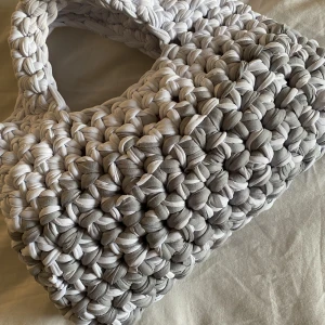 Virkad väska - Vit och ljusgrå virkad väska med korta handtag. Handgjord🥰