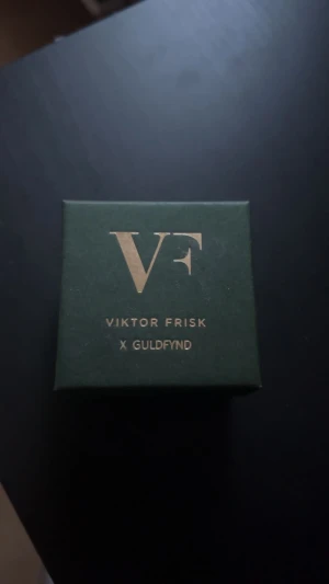 Victor Frisk x Guld fynd  - Tjena! Säljer min Ring då den var för liten!   Ord pris; 489:-  Köptes den 5 juni o använd 1 gång   Kvitto Finns!!