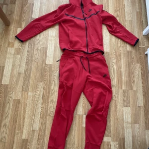 Nike Tech dress - Storlek S på koftan, storlek M på byxorna. Säljs ej separat.