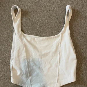 Topp, linne  - Vitt linne/topp från Gina  Storlek S  40kr plus frakt  Skriv för fler bilder eller diskussion av pris osv 💞